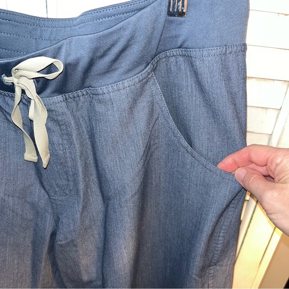 Figs Women’s Kade Cargo Heathered Indigo Scrub Pants Sz Large w/ imperfection - Picture 6 of 8